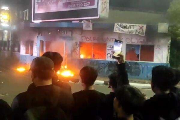 Memanas, Pengunjuk Rasa Bakar Pos Polisi di Kota Serang