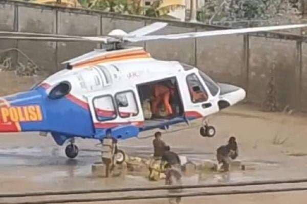 Skill Hebat Pilot! Helikopter Polri Berhasil Turunkan Bantuan di Aceh Tamiang