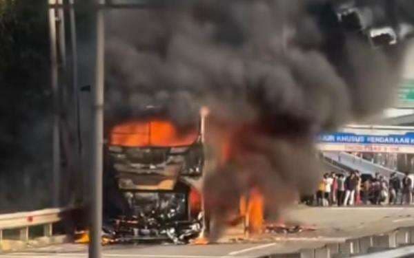 Viral Bus Damri Ludes Terbakar di Tol Jatiasih Bekasi, Penumpang Panik!