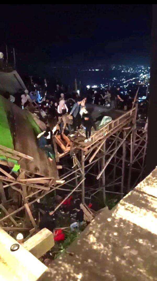 Malam Tahun Baru Pengunjung Membeludak, Kafe 2 Tingkat Ambruk