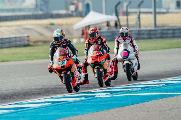 Adu Kisaran Gaji Pembalap Brian Uriarte dengan Veda Ega Pratama di Moto3 2026