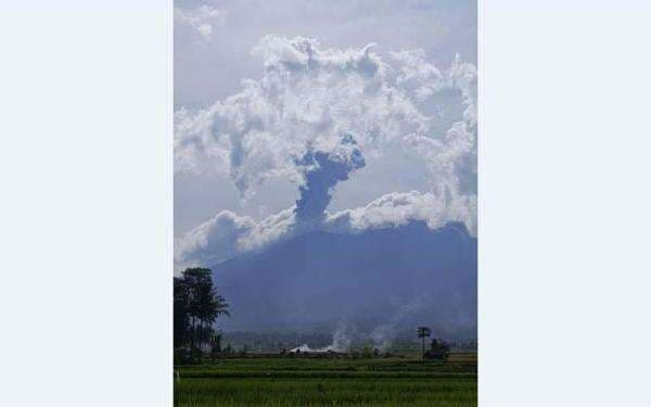 BREAKING NEWS Gunung Marapi Erupsi Warga Lihat Letusan Besar, PVMBG: Waspada!