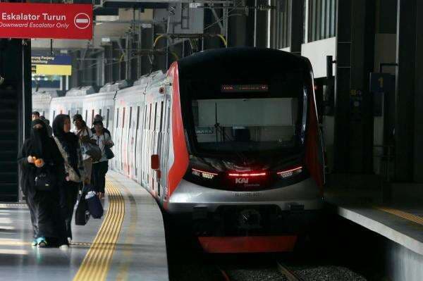 Kebakaran di Sekitar Rel Padam, KRL Tanah Abang-Duri Kembali Beroperasi Normal