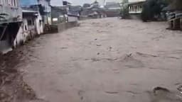Banjir Kali Jompo Rendam Puluhan Rumah Warga, Termasuk Milik Mantan Bupati Jember