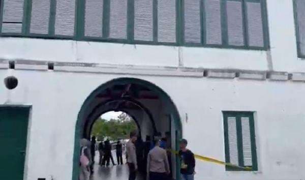 Lantai 2 Tangsi Belanda di Siak Runtuh, Belasan Siswa SD Jatuh dari Ketinggian 4 Meter