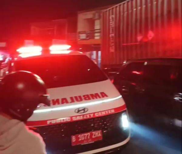 Pemotor Terlindas Truk Kontainer di Simpangan Depok, Lalin Macet