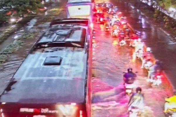 Banjir Jabodetabek, Jalan Daan Mogot-Taman Kota Jakbar Terendam Pagi Ini