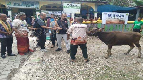 LSM Malaysia dan Turki Sumbang 10 Hewan Kurban di Masjid Arrahman Batuputih TTS
