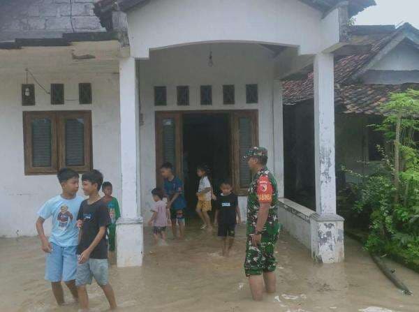 49 Rumah dan 16 Hektare Sawah di Mojokerto Terendam Luapan Sungai Lamong, TNI Siaga!