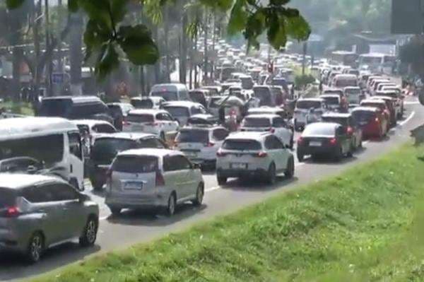 Lalin Puncak Bogor Meningkat saat Long Weekend Maulid Nabi, One Way Diterapkan