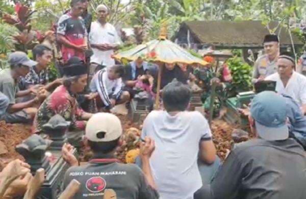 Isak Tangis Iringi Pemakaman Bocah 5 Tahun Korban Perampokan Sadis  di Boyolali