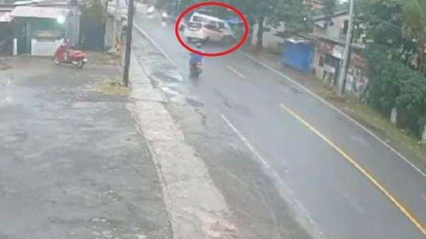 Detik-Detik Daihatsu Sigra dan Angkot Adu Banteng di Jalan Raya Labuan-Carita Terekam CCTV