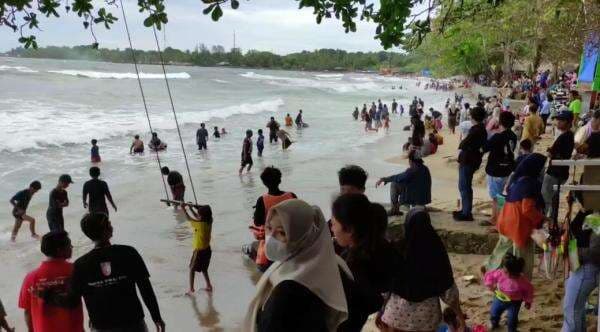 Libur Tahun Baru: Pantai Carita Penuh Pengunjung, Ombak Tak Jadi Halangan! Libur Tahun Baru: Pantai Carita Penuh Pengunjung, Ombak Tak Jadi Halangan!