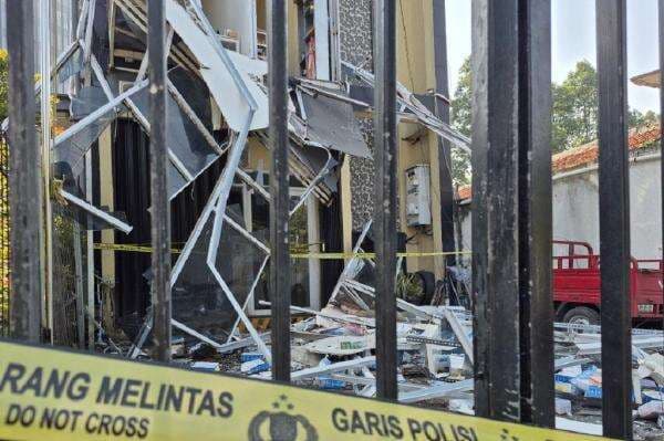 Kesaksian Warga Dengar Ledakan Misterius Gedung Farmasi di Tangsel Kesaksian Warga Dengar Ledakan Misterius Gedung Farmasi di Tangsel
