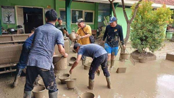 Kondisi SMPN 2 Patebon Kendal Masih Penuh Lumpur, Siswa Belajar Daring