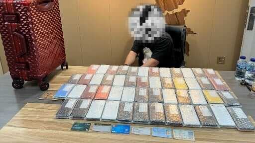 Bea Cukai Batam Amankan Calon Penumpang Bawa 100 iPhone Bekas Bea Cukai Batam Amankan Calon Penumpang Bawa 100 iPhone Bekas