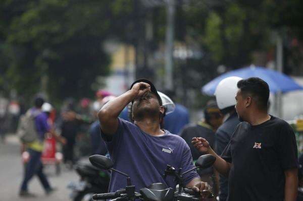 Bekas Gas Air Mata Masih Terasa di Jalanan Jakarta, Warga Merasa Perih