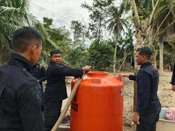 Warga Butuh Air Bersih, Polri Salurkan 627 Tandon ke Wilayah Bencana Sumatera