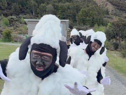 Ngakak, Personel The Prediksi X Bedain Cosplay Shaun the Sheep di Selandia Baru
