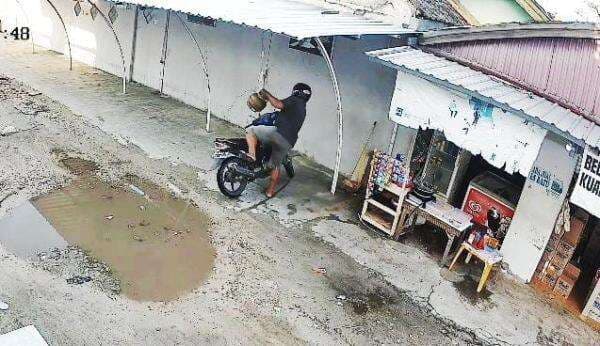 Aksi Pencurian Tabung Gas 3 Kg Terekam CCTV di Warung Gorengan Palangka Raya