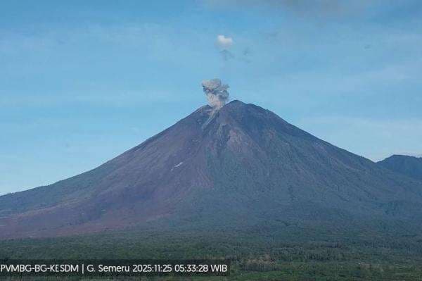 Gunung Semeru Meletus 3 Kali Pagi Hari Ini, Status Masih Awas