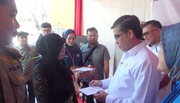 Menaker Tinjau Penyaluran BSU di Kantor Pos Makassar, Tegaskan Penerima Tidak Gunakan Judi Online