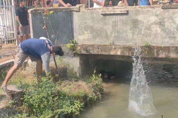 Tepergok Beraksi, Maling Motor di Indramayu Diamuk Massa hingga Lompat ke Sungai Tepergok Beraksi, Maling Motor di Indramayu Diamuk Massa hingga Lompat ke Sungai