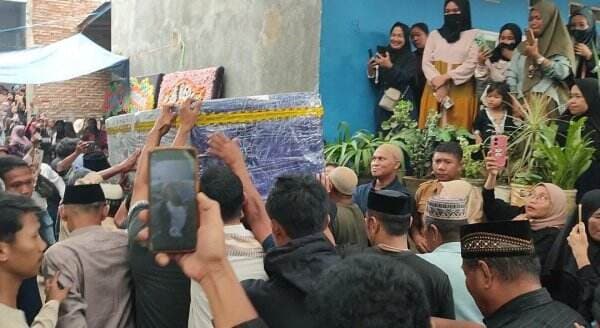 Keluarga Histeris Sambut Tukang Ojek Korban KKB Papua saat Jenazah Tiba di Gowa Keluarga Histeris Sambut Tukang Ojek Korban KKB Papua saat Jenazah Tiba di Gowa