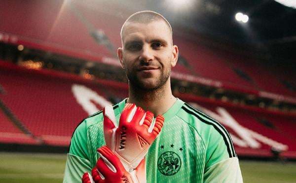 Resmi Gabung Ajax Amsterdam, Maarten Paes Ternyata Rutin Hapus Aplikasi Media Sosial Tiap Ingin Bertanding