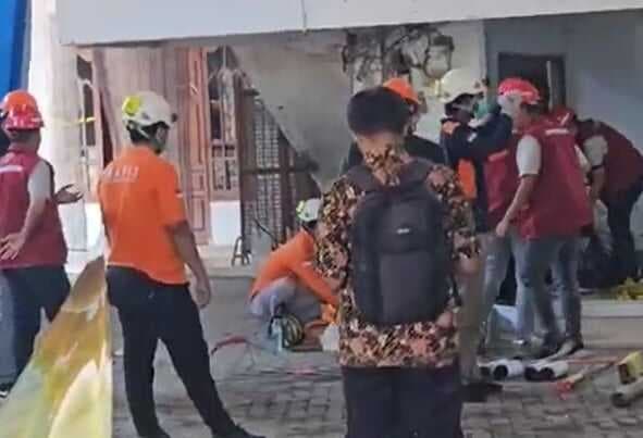 Polisi Olah TKP Musala Ambruk Ponpes Al Khoziny, Sejumlah Barang Bukti Diamankan