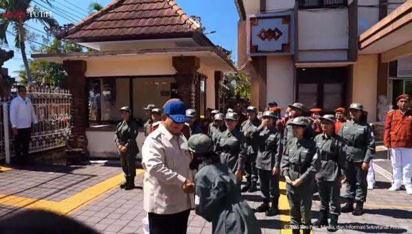 Prabowo Tinjau SRMP 17 Tabanan Disambut Tari Kecak Siswa