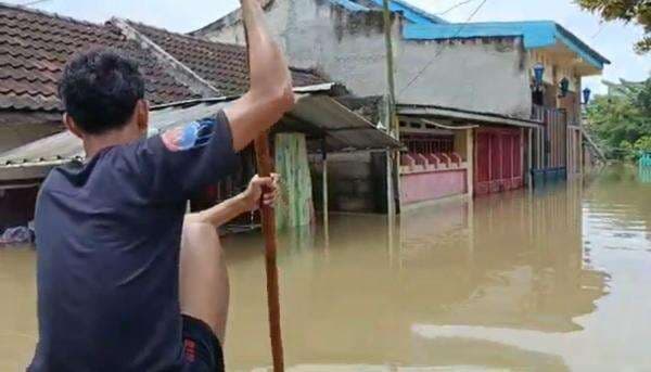 Banjir Luapan Sungai Cidurian Rendam Perumahan Taman Cikande Setinggi 2 Meter
