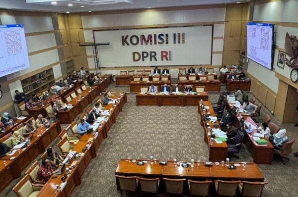 Rapat Revisi UU Polri, Pemerintah Serahkan 112 DIM ke Komisi III DPR
