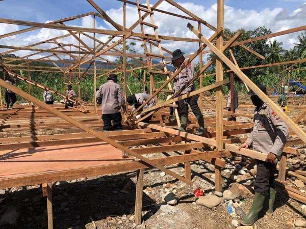 Percepat Pemulihan Pascabencana, TNI dan Brimob Bangun Huntara di Sumbar Percepat Pemulihan Pascabencana, TNI dan Brimob Bangun Huntara di Sumbar