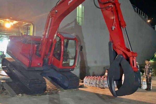 Percepat Pemulihan Bencana, KRI Banda Aceh Turunkan Alat Berat di Lhokseumawe