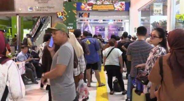 Banjir Rendam Jalur Rel, Ratusan Penumpang Antre Refund Tiket Kereta di Gambir