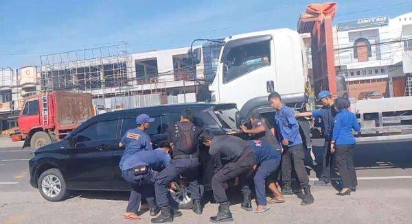 Evakuasi Dramatis! Minibus Terjepit Usai Tabrakan dengan Truk di Maros