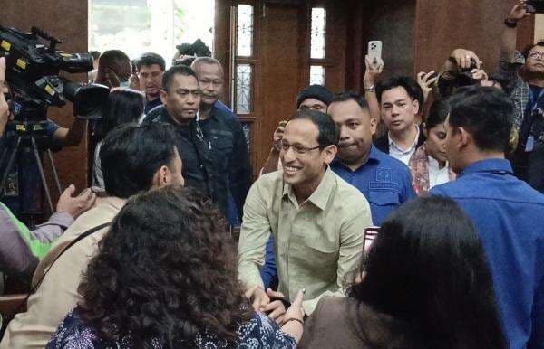 Tiba di Ruang Sidang, Nadiem Makarim Salami Pengunjung