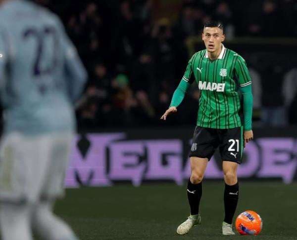 Kisah Jay Idzes yang Akui Kerepotan Lawan Rasmus Hojlund di Laga Napoli vs Sassuolo