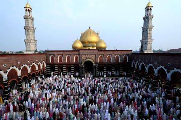 Sholat Idul Adha di Masjid Ikonik, Ribuan Warga Serbu Kubah Emas Depok