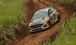 Lintasan Licin Diguyur Hujan, Mobil Dewa United Dominasi di Kejurnas Sprint Rally 2025
