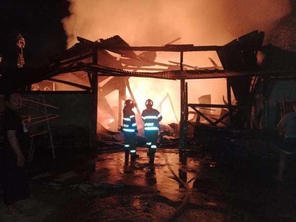 Gudang Mebel di Bojonegoro Terbakar Hebat, Mobil dan Motor Ikut Dilalap Api