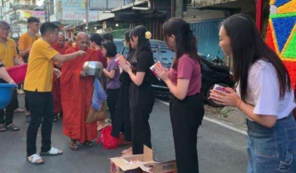 Ribuan Umat Buddha Ikuti Ritual Pindapata di Makassar, Ada 15 Biksu Luar Negeri Ribuan Umat Buddha Ikuti Ritual Pindapata di Makassar, Ada 15 Biksu Luar Negeri