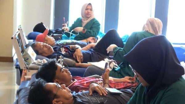 Rayakan HUT ke-11, Perindo Sulsel Gelar Donor Darah dan Bagikan Sembako di Makassar Rayakan HUT ke-11, Perindo Sulsel Gelar Donor Darah dan Bagikan Sembako di Makassar