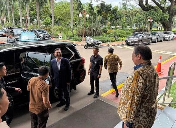 Luhut Datangi Kantor Airlangga, Bahas Apa?