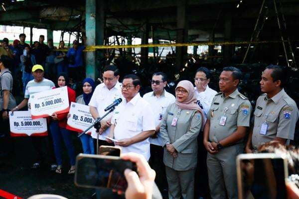 Pascakebakaran, Pramono Salurkan Bantuan Rp600 Juta ke Pedagang Pasar Induk Kramat Jati Pascakebakaran, Pramono Salurkan Bantuan Rp600 Juta ke Pedagang Pasar Induk Kramat Jati