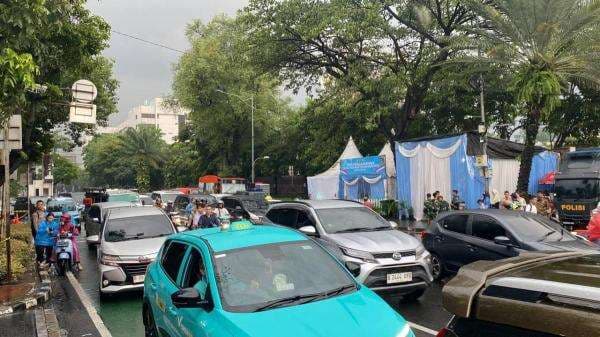 Polisi Jaga Ketat Pintu Masuk Gereja Katedral, Arus Lalin Ramai Lancar