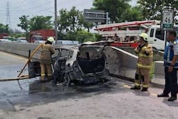 Mobil Jazz Terbakar di Tol JORR, Pengemudi Lari dari TKP