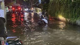 Terobos Banjir di Jalan Prapanca 5 Jaksel, Belasan Motor Mogok