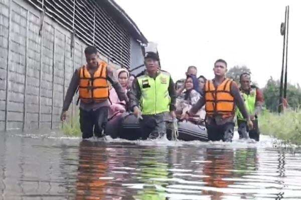 Pekalongan Dikepung Banjir 1 Meter, Tim SAR Sisir Rumah Evakuasi Warga